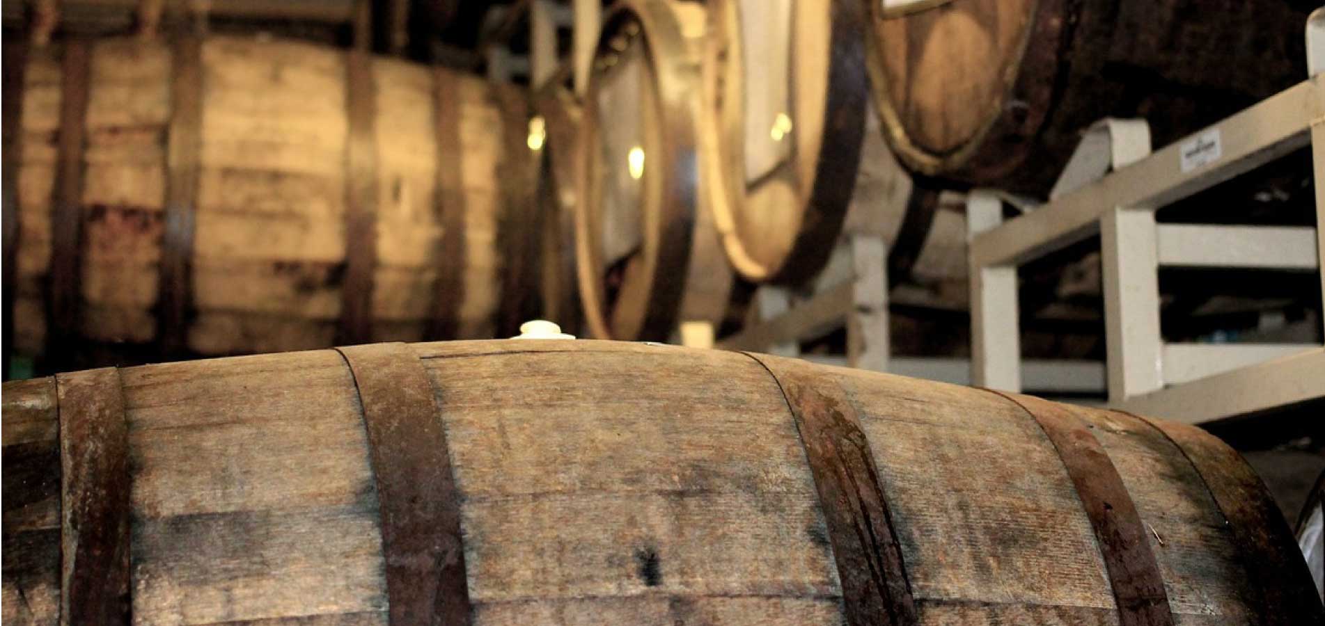 https://www.summertonclub.com/wp-content/uploads/2022/03/ageing_whisky_in_barrels-1568633535.jpg